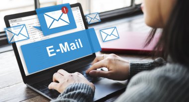 e-posta ile laptop yazarak kadın