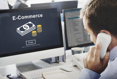 İşadamı üstünde bilgisayar e-ticaret ile çalışma