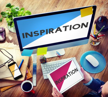 Bilgisayarda çalışan adam