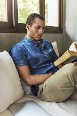 Adam kitap okuyor. 