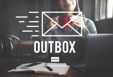 Giden kutusu ile kahve içme kadın