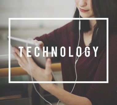 Tablet kullanan kadın