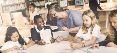 Öğrenciler, okulda ders olması