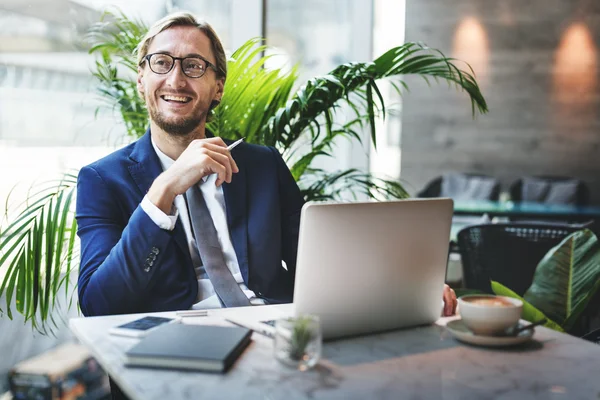 Homme d'affaires travaillant dans le bureau — Photo