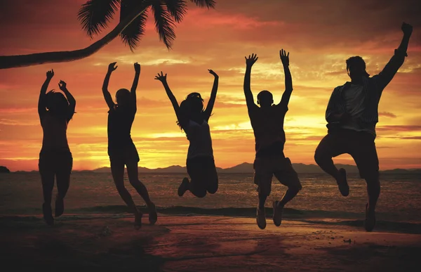 Jóvenes amigos al aire libre — Foto de Stock