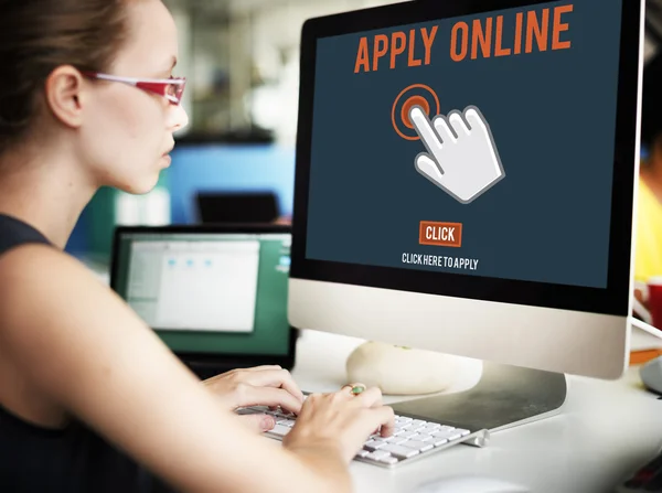 Businesswoman working on computer with Apply online — Stock Photo, Image