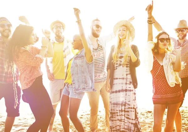 Vänner tillbringa tid tillsammans på stranden — Stockfoto