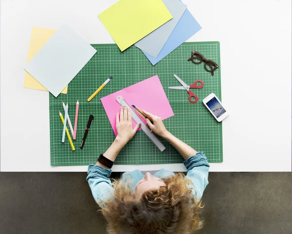 Mujer que trabaja con diseño — Foto de Stock