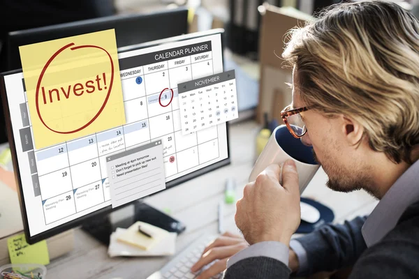 Geschäftsmann arbeitet mit Computer im Büro — Stockfoto