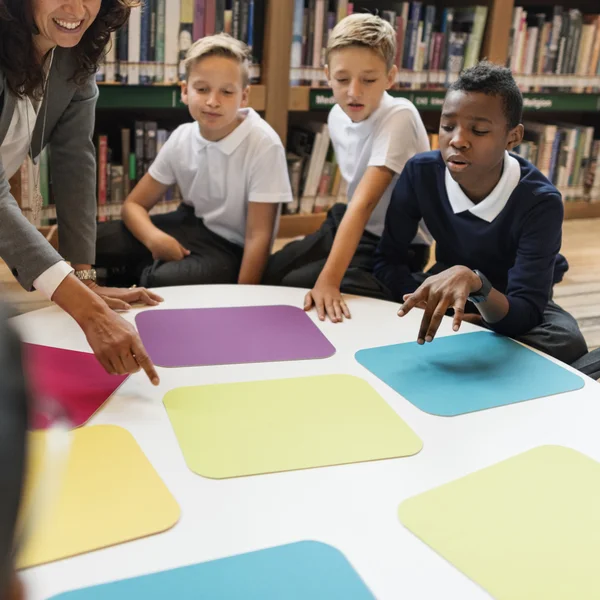 Woman teacher having lesson with pupils — Stock fotografie