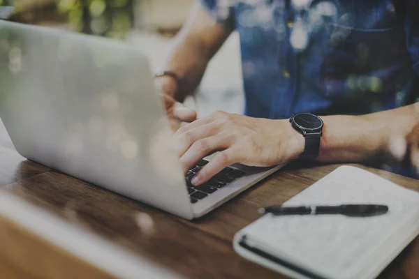 Man werkt met laptop — Stockfoto