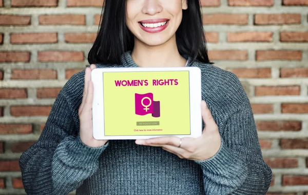 Nő tart tabletta a nők jogainak — Stock Fotó