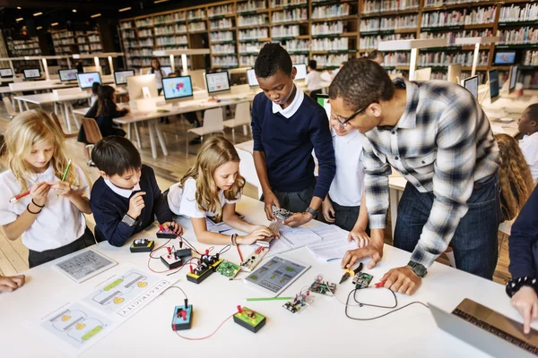 学生在学校有课 — 图库照片