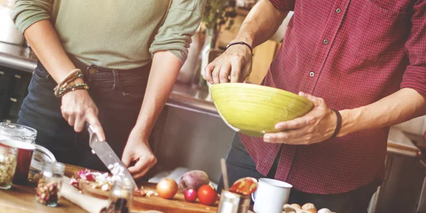 Retrato de casal feliz na cozinha — Fotografia de Stock