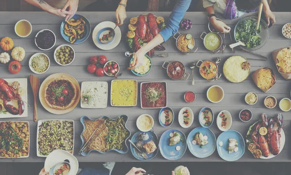 Freunde essen für großen Tisch — Stockfoto