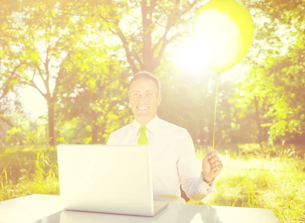 Om de afaceri cu laptop în aer liber — Fotografie, imagine de stoc
