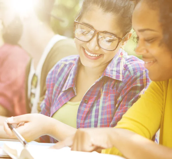 Young people, students, spending time outdoors — Stock Photo, Image