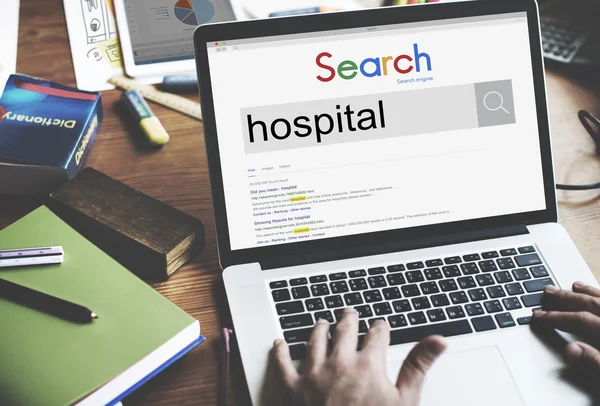 Laptop com conceito de hospital — Fotografia de Stock