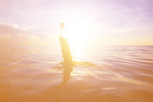 Flaska med budskap inuti på ocean — Stockfoto