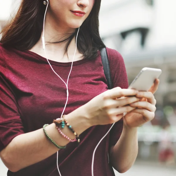 Vrouw die muziek luistert — Stockfoto