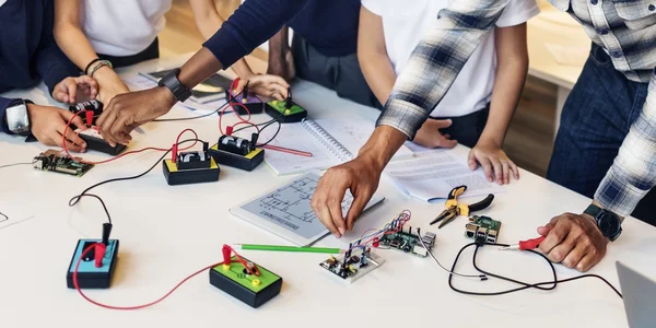 Anak-anak membuat Eksperimen Elektronik — Stok Foto