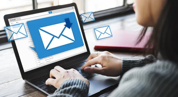 Mujer escribiendo en el ordenador portátil con correo — Foto de Stock