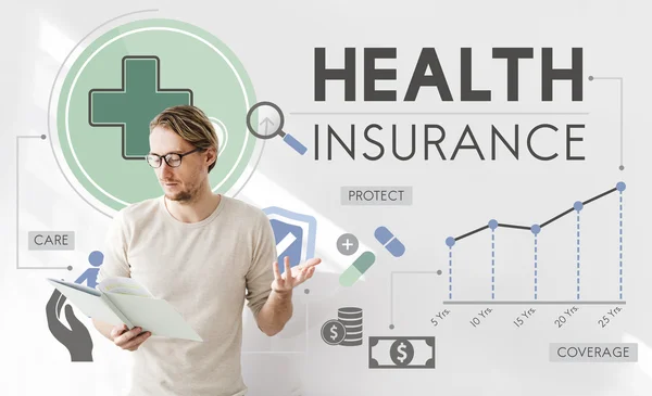 Zakenman werken met Health Insurance — Stockfoto