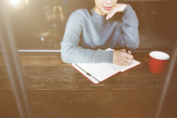 Vrouw schrijven in notebook — Stockfoto