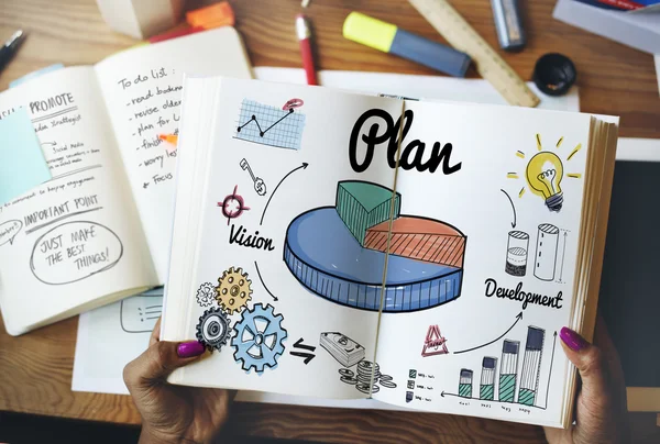 Mujer sosteniendo cuaderno — Foto de Stock