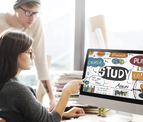 Mujer mostrando en monitor con estudio — Foto de Stock