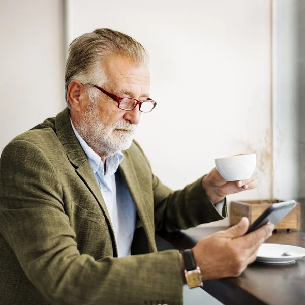 Mature man using tablet — Stock Photo, Image