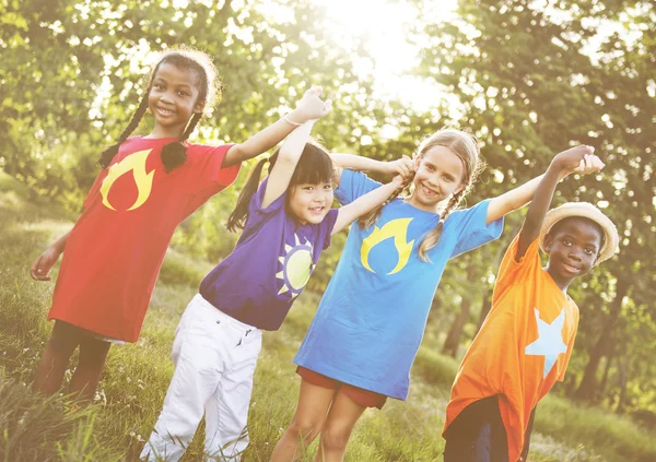 Multi etnische kinderen buitenshuis — Stockfoto