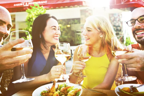 Happy vrienden in restaurant — Stockfoto