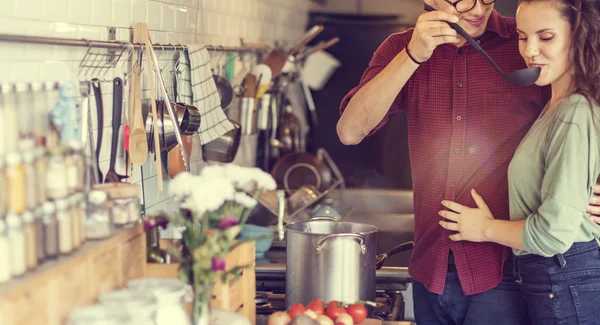 Retrato de casal feliz na cozinha — Fotografia de Stock