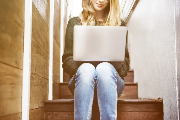 Retrato de mulher com laptop — Fotografia de Stock