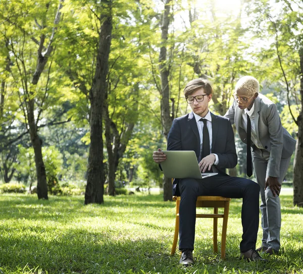 Gente de negocios posando en la naturaleza — Foto de Stock