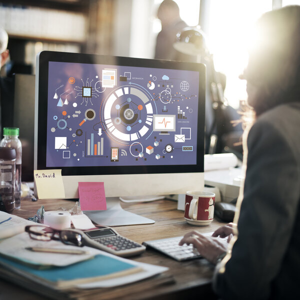 Бизнес-люди, работающие в офисе