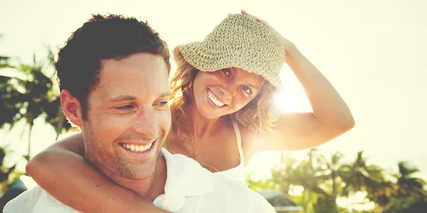 Paar glimlachen op strand. — Stockfoto