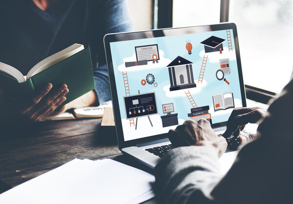 Человек работает с компьютером
