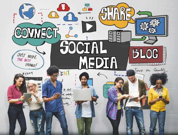 Studenti che utilizzano dispositivi digitali, social network — Foto Stock