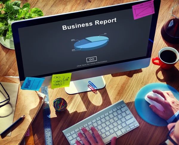 Uomo che utilizza il computer e Business Report — Foto Stock