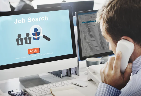 Zakenman die werken op de computer met Job Search — Stockfoto