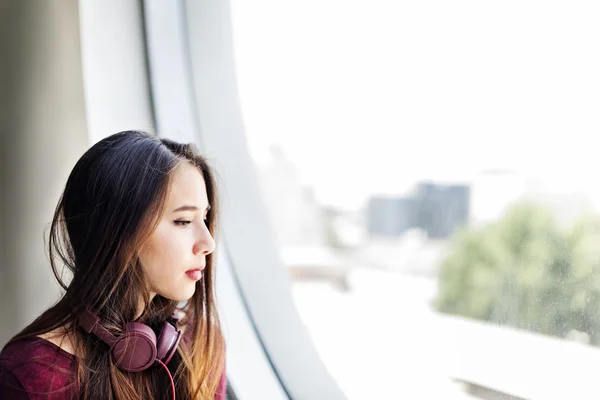 Mujer escuchando música — Foto de Stock