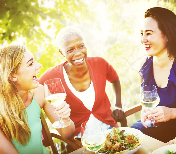 Diversiteit vrouwen drinken champagne — Stockfoto