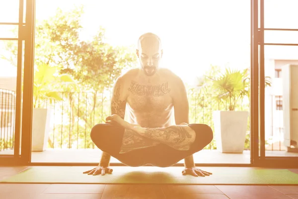 Active man practicing yoga — Stock Photo, Image