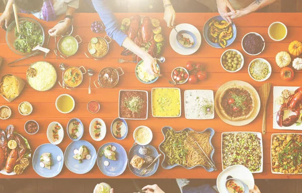 Amigos comiendo para la mesa grande — Foto de Stock