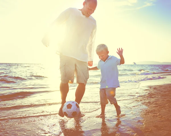 Père avec fils jouant au football — Photo