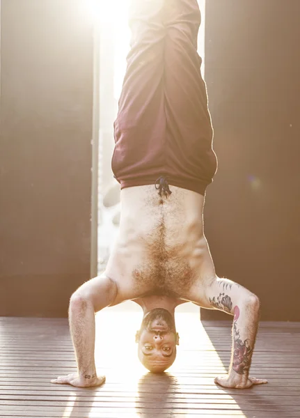 Homme actif pratiquant le yoga — Photo