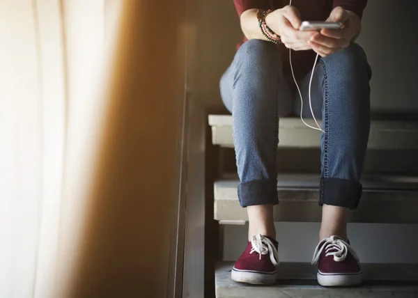 Femme écouter de la musique — Photo