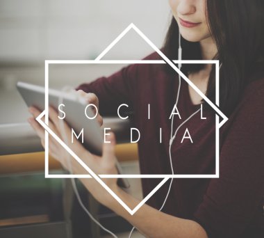 dijital tablet kullanan kadın